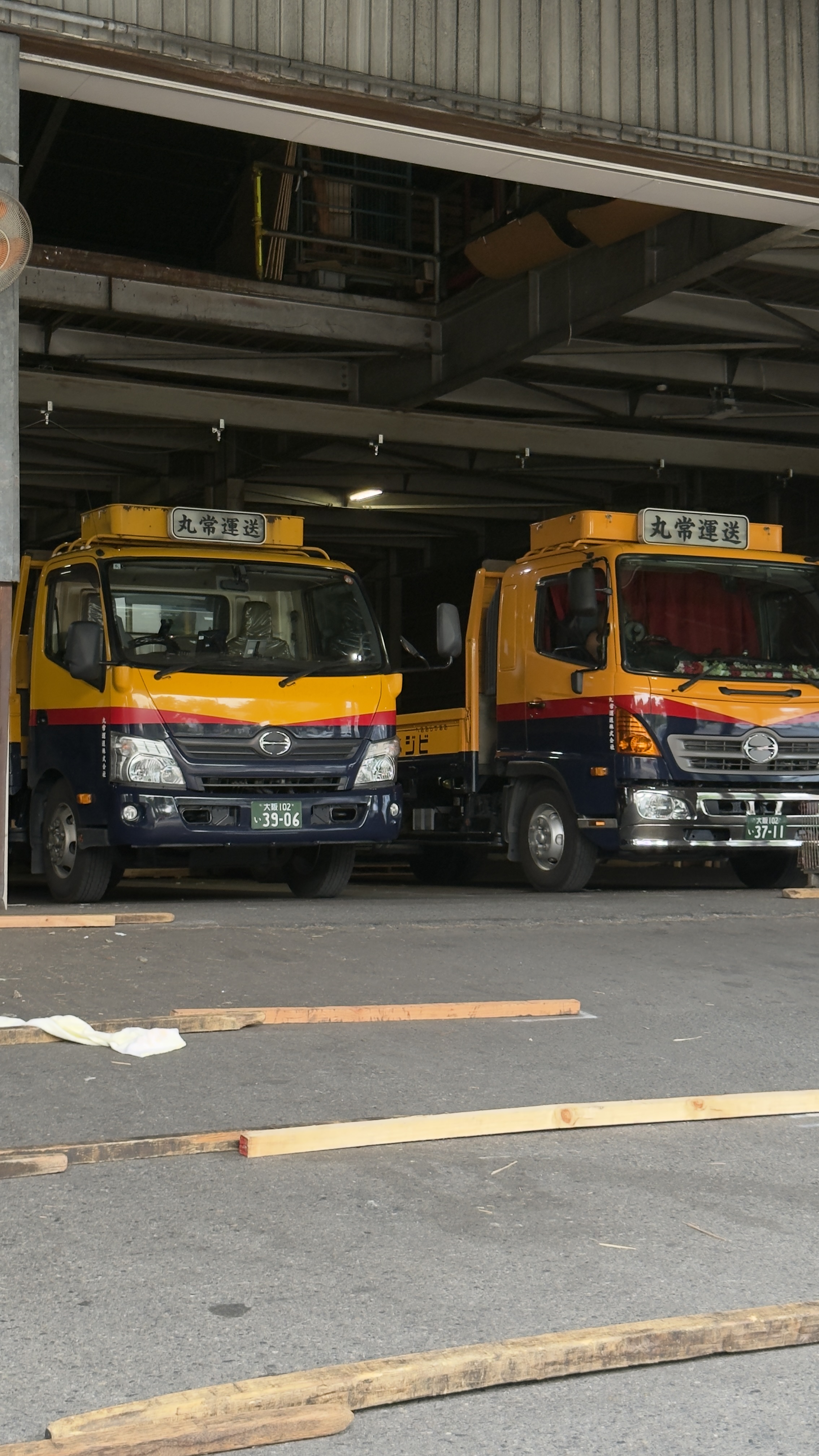 仲間と協力して荷積み作業を行うドライバー